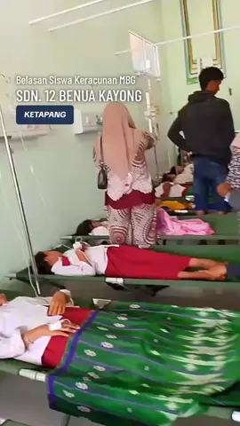Siswa SD 12 Benua Kayong Ketapang Keracunan Makanan Program MBG BELASAN  Siswa SD 12 Kecamatan Benua Kayong , Selasa 23/9/2025 mengalami keracunan usai menyantap Makanan Program MBG ( Makan Bergizi Gratis). Siswa yang mengalami keracunan diantaranya duduk di kelas 1 hingga kelas 3. Sekolah ini telah tiga menerima MBG. ( yas) #tiktokketapang #ketapang #ketapangkalbar #mbg #prabowo 
