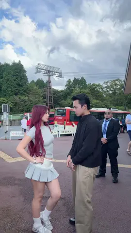Cute ni kuya sa likod hahah