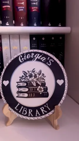 📚 Guardate che chicca ho trovato! 😍 Un’insegna personalizzata fatta a mano, ideale per chi come me non smette mai di collezionare libri (e dettagli bookish 💫). Consigliatissima a tutti i lettori! 📚  Un grazie speciale ad @Angolo di Maddy 💘 Per qualsiasi info potete contattarla qui su TikTok o su Instagram, vi assicuro che ne vale la pena! 🥹 #book #booklover #BookTok #darkromance #perte 