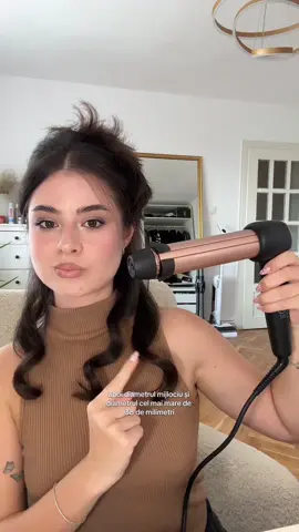 Replying to @sevilla #GIFTED Cele mai utile 2 tool-uri de par pe care le poti avea in casa: peria de par Rowenta Airbrush 3D si ondulatorul Rowenta Twist Curl!!! Cu 3 dimensiuni diferite de bucle datorită cilindrului cu diametru reglabil, just what  I need. Foloseste codul 