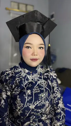 Make upnya di Approve si mama😍 Semoga berjodoh dan ketemu lagi ga ka di acara bahagia kamu selanjutnya.. aamiin #fyppppppppppppppppppppppp#mualebakbulus#muajaksel#muadepok#makeupwisuda 