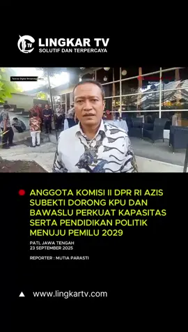 BAWASLU PATI GELAR DISKUSI PUTUSAN MK TENTANG PEMISAHAN PEMILU NASIONAL DAN LOKAL MULAI 2029 Badan Pengawas Pemilu (Bawaslu) Kabupaten Pati menggelar diskusi strategis membahas Putusan Mahkamah Konstitusi (MK) Nomor 135/PUU-XXII/2024 yang memisahkan penyelenggaraan Pemilu Nasional dan Pemilu Lokal mulai tahun 2029 mendatang. Diskusi ini menghadirkan Anggota Komisi II DPR RI, Azis Subekti, serta dua akademisi, yakni Dr. Mohamad Hakim Junaidi dari UIN Semarang dan Dr. George T. Ikbal Tawakkal dari Universitas Brawijaya Malang. Ketua Bawaslu Pati, Supriyanto, menyebut forum ini menjadi langkah awal dalam merespons putusan MK, sekaligus memberikan masukan bagi penyusunan Rancangan Undang-Undang Pemilu yang diproyeksikan masuk Prolegnas 2026. Sementara itu, Anggota Komisi II DPR RI, Azis Subekti, mendorong agar KPU dan Bawaslu terus meningkatkan kapasitas kelembagaan serta memberikan pendidikan politik kepada masyarakat. Hal ini dinilai penting untuk memperkuat kualitas demokrasi menjelang Pemilu 2029. #beritaterkini #kpu #pemiluindonesia #pati #jateng