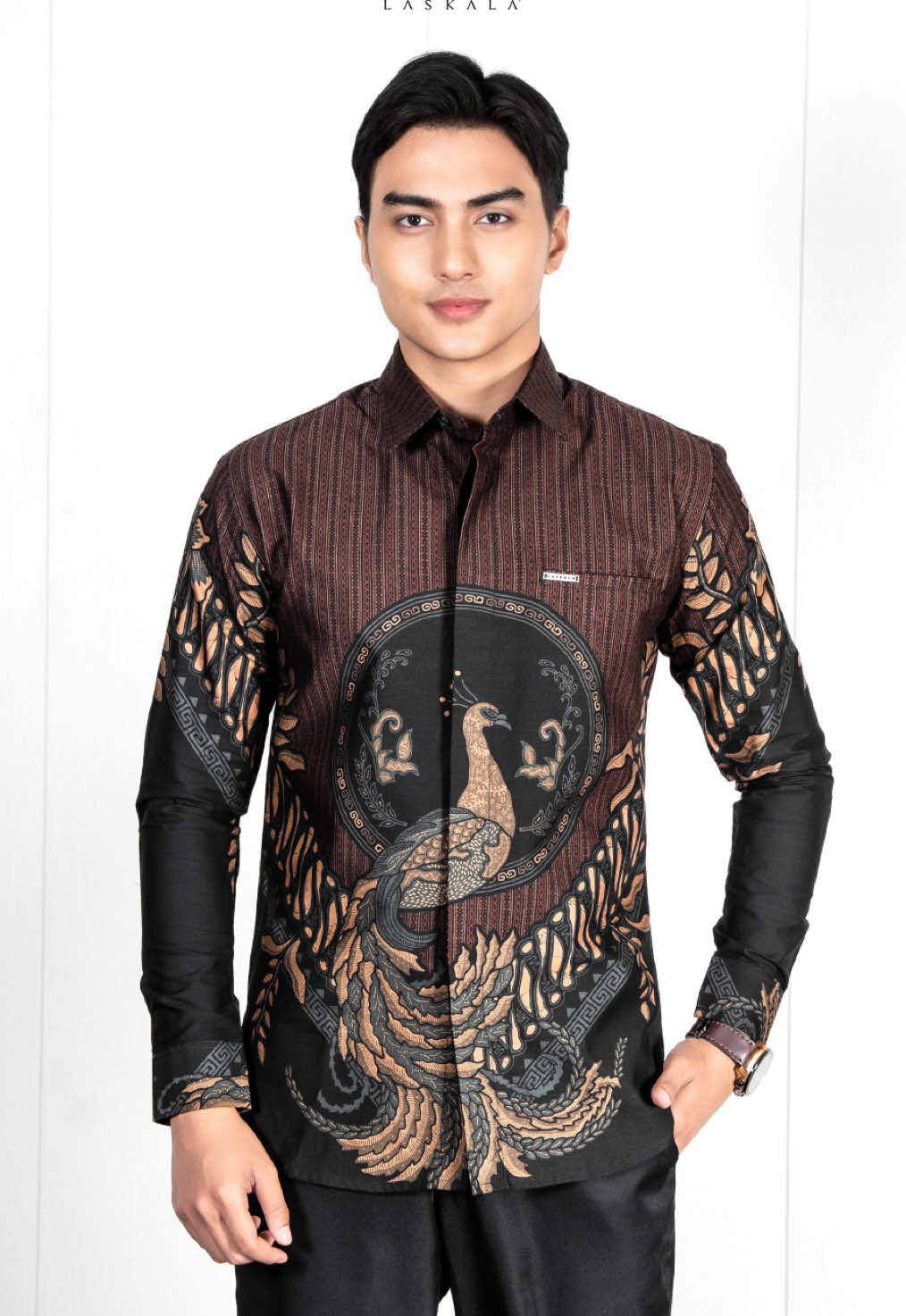 Batik coklat pria yang cuttingannya slim fit pas di badan. Ini koleksi batik terbaru dari Laskala namanya Laskala Turangga Brown #LaskalaBatik #ArtisanBatik #BatikPria 