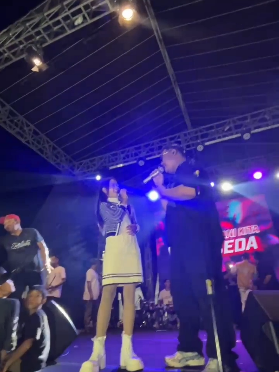LANANG TENAN - Om @Ndarboy Genk feat Madhuswara Penyanyi Cilik Banjarnegara -Konser NDARBOYGENK & PAK KADES @hohoalkaf058  DI PURWASABA-BANJARNEGARA LUAR BIASA MEMBARA 🔥🔥🔥 #fyp #madhuswara #penyanyicilikbanjarnegara #ndarboygenk #hohoalkaf 