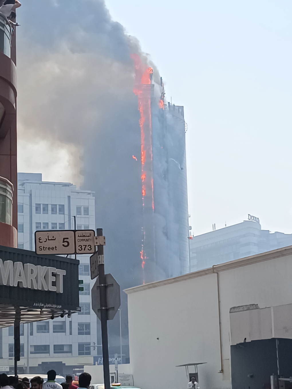 #MallofEmirates #AlBarsha1 #buildingFire #danger #dubaifire Fire in Building  near Mall of Emirates. 