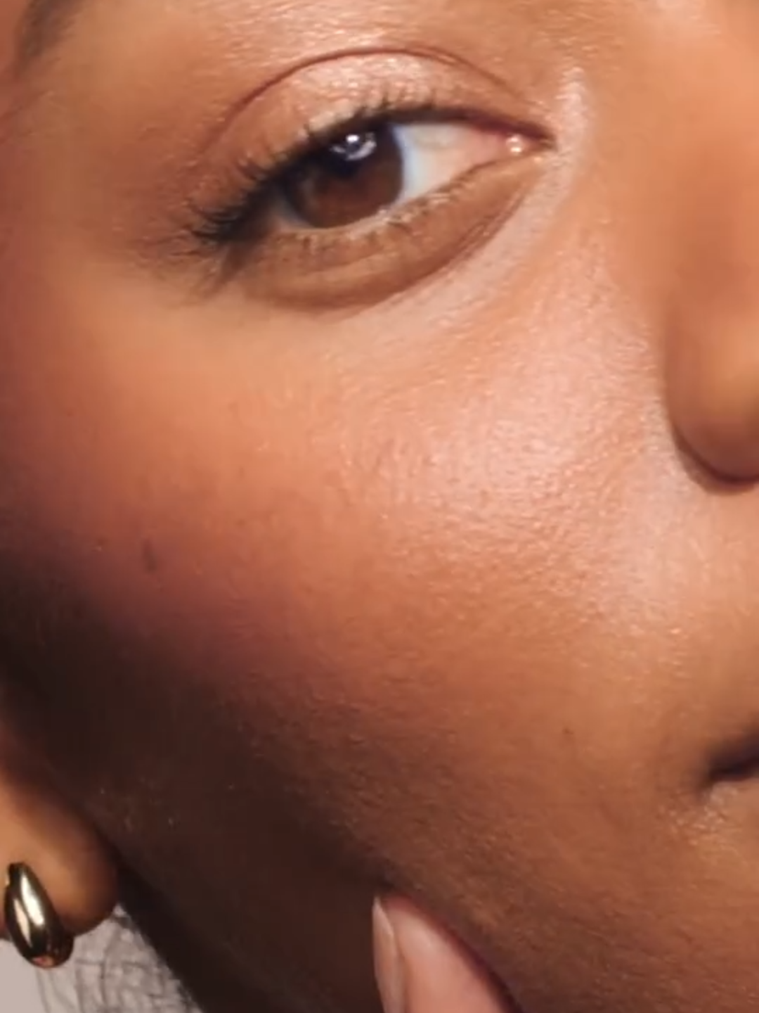 A beautiful NEW BlushSense shade will be here soon. 🌟 Airless pump, limited-time flush—this NEW bold, full-bodied BURNISHED BERRY BLUSHSENSE  brings the heat! Contact your distributor to pre-order this beauty. www.sheersense.com #sheersense #makeuplooks #blushsense #blush #autumnmakeup #AutumnVibes #radiant #blusher