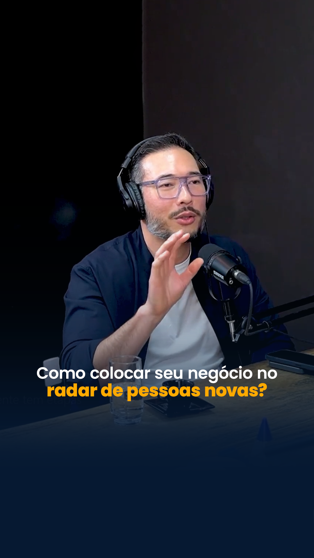 Como colocar seu negócio no radar de pessoas novas? 📝 Muita gente entra nas redes com um único foco: vender. Mas a lógica é clara — ninguém compra na primeira interação. Assim como no marketing tradicional, no digital também existe uma jornada, e quem entende as etapas consegue transformar curtidas em clientes fiéis. Pense como um bumerangue: você lança com força no começo (investindo em descoberta e consideração) e ele retorna com impacto muito maior na etapa final — quando o próprio cliente se torna promotor da sua marca. 🚀 Use Reels e conversas em alta para entrar no radar de quem nunca ouviu falar de você. Responda dúvidas que já existem na cabeça do público. Depois, na consideração, fortaleça o interesse mostrando bastidores, qualidade e histórias que provem seu valor. Essa é a fase em que você conquista atenção e confiança. 🎯 Somente no momento da conversão que entram os CTAs objetivos, cardápios visuais, links diretos ou anúncios bem segmentados. Quanto mais clara for a proposta, menor o atrito para o consumidor dizer “sim”. É nessa fase que muitos focam toda a energia — mas sem as etapas anteriores, a conversão fica frágil. 📊 Quando o cliente consome e vive uma boa experiência, nasce o conteúdo espontâneo. Um prato instagramável, um atendimento memorável ou um produto que resolve o problema real se transformam em UGC(User-Generated Content). É nessa fase que o público se torna mídia gratuita — cada Story ou repost gera novos ciclos de descoberta. 📈 A jornada é contínua: descoberta gera consideração, que leva à conversão, que cria experiências memoráveis, que voltam em forma de UGC e novos clientes. O erro é tratar as etapas como lineares ou isoladas. O acerto é enxergar o ciclo completo, porque é ele que sustenta crescimento real no longo prazo. Faz sentido? 🎬 Recorte do podcast @podrjota