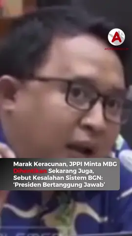 Jaringan Pemantau Pendidikan Indonesia (JPPI) mendesak Presiden Prabowo Subianto menghentikan program Makan Bergizi Gratis (MBG). Desakan ini muncul setelah munculnya kasus keracunan di sejumlah daerah. Menurut JPPI, persoalan tersebut tidak bisa dianggap sekadar masalah teknis, melainkan akibat dari kesalahan sistem tata kelola. Karena Badan Gizi Nasional (BGN) langsung berada di bawah Presiden, JPPI menilai tanggung jawab penuh ada di tangan kepala negara. “Evaluasi total harus segera dilakukan. Keselamatan anak harus diprioritaskan, bukan ambisi politik atau target program,” tegas JPPI. JPPI juga menilai sasaran MBG seharusnya lebih tepat. Jika tujuan utama program adalah penurunan angka stunting, maka sebaiknya difokuskan pada wilayah yang benar-benar membutuhkan, bukan diperluas secara serampangan. Selain itu, JPPI mengingatkan agar anggaran pendidikan tidak dialihkan untuk MBG. Mereka menegaskan masih banyak kebutuhan mendasar di sektor pendidikan yang harus dipenuhi lebih dulu. Follow terus @ayoindonesiacom #JPPI #MBG #BGN #prabowo 
