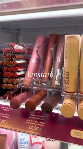 Meiden kijk wat ik zag een nieuwe kleur lipstain van essence deze lowbudget vind ik oprecht zooo goed blijft uren zitten! @essence.cosmetics  #lipstain #essence #makeup #lowbudget #brown 