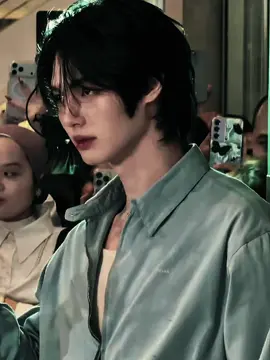 semenjak enigma black stage ketikan warga thai “winme kok ganteng banget ya akhir2 ini, gw kemana aja selama ini”🤣🤣 #winmetawin #PradaBeautyMYxWin @winmetawin  cr. to all owners ( on wm each picts)