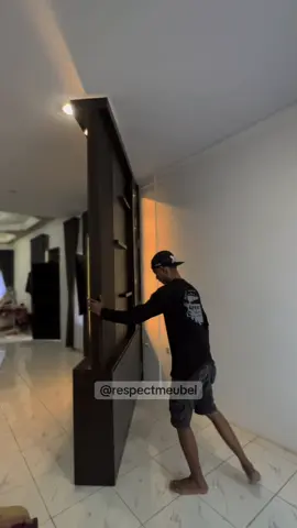 Partisi ruangan dua sisi sangat fungsional bisa dfungsikan sbagai pembatas ruangan dan bisa juga tempat tv dlengkapai storage buat penyimpanan, #interiordesign  #homedecor  #sekatruangan  #partisi 