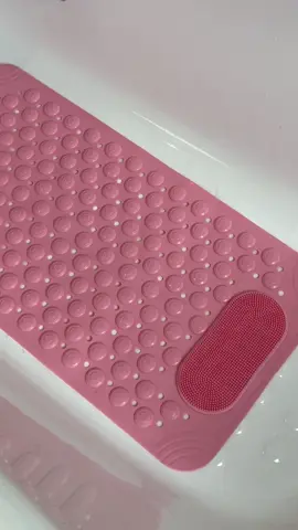The person who made this bathtub slip mat needs a bonus!
 #BathtubMat  #NonSlipMat  #BathSafety  #ShowerAndBath  #HomeMustHaves 