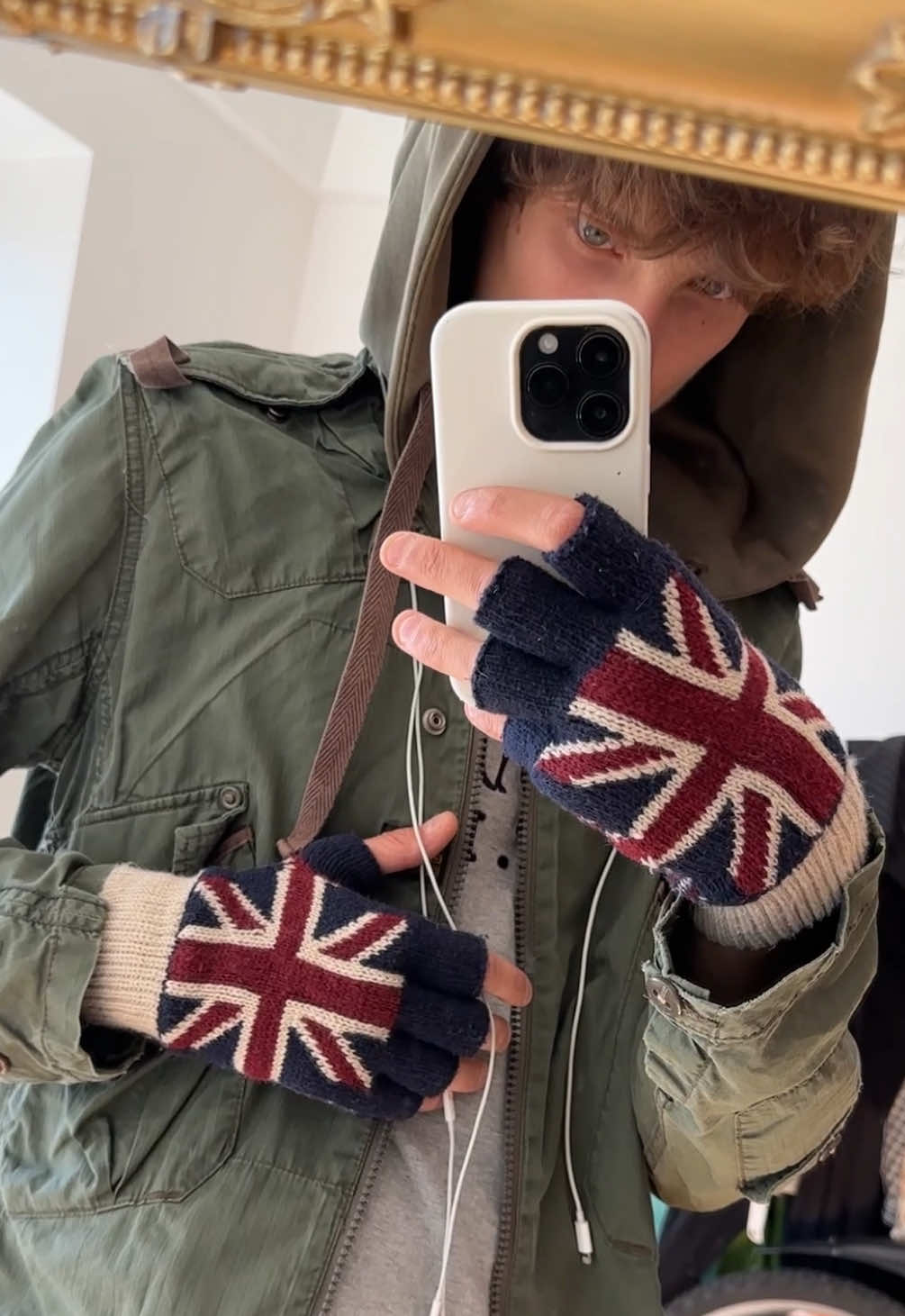 British gloves 🇬🇧 #fyp #britishflag #london #outfit 