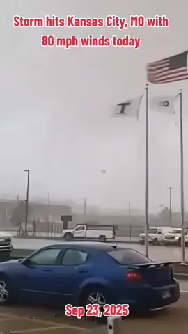 Storm hits Kansas City, MO with 80 mph winds today #storm #thunderstorm #kansascity #missouri #warning 
