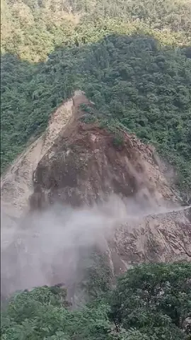 मुग्लिङ्ग नारायणगढ सडक खण्डको तुइन खोलामा पहाडै खस्यो मु-ना सडक अनिश्चितकालिन बन्द