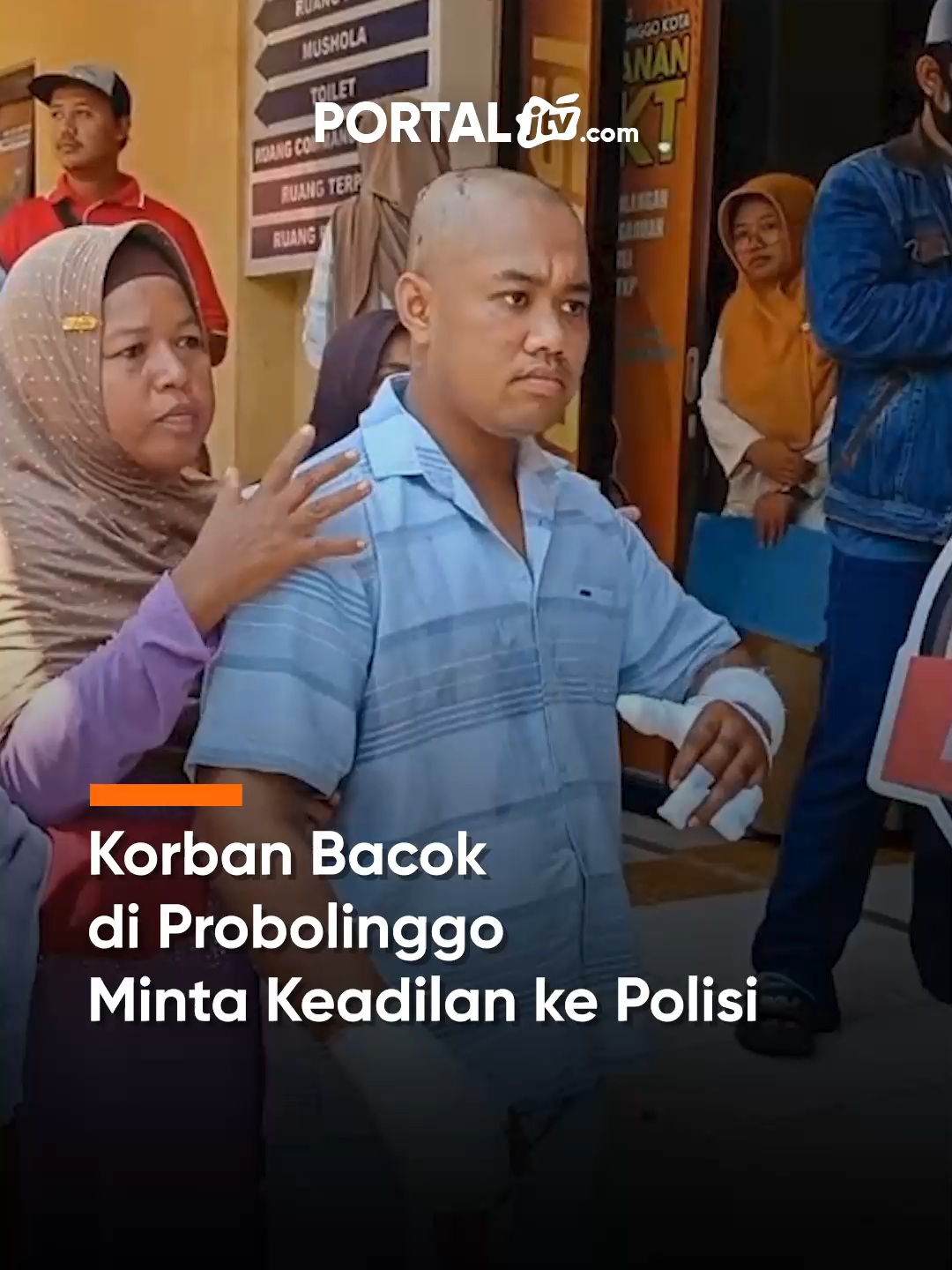Korban Bacok di Probolinggo Minta Keadilan ke Polisi Korban penganiayaan saat karnaval di Probolinggo melurug Polres untuk mencari keadilan. Ia menegaskan dirinya korban salah sasaran dan menepis isu perselingkuhan. Keluarga korban pun berharap polisi segera menangkap dua pelaku lain. #probolinggo #penganiayaan #hukum #jtvrek #portaljtvcom