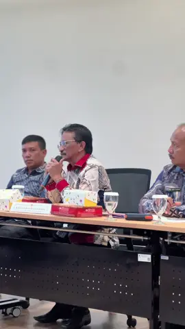 Pemerintah Kabupaten Seram Bagian Barat (SBB) terus memperkuat sinergi dengan Pemerintah Pusat dalam rangka meningkatkan pelayanan publik dan percepatan pengentasan kemiskinan. Bupati SBB Asri Arman, didampingi Sekretaris Daerah Leverne A. Tuasuun dan Kepala Dinas Penanaman Modal dan Pelayanan Terpadu Satu Pintu (DPMPTSP) Abraham Tuhenay, menghadiri dua audiensi penting di Jakarta, masing-masing bersama Badan Percepatan Pengentasan Kemiskinan (BP Taskin) dan Badan Pengatur Hilir Minyak dan Gas Bumi (BPH Migas), Selasa (17/09/2025). #bptaskin #bphmigas #pemkabsbb #bupatisbb #fyp