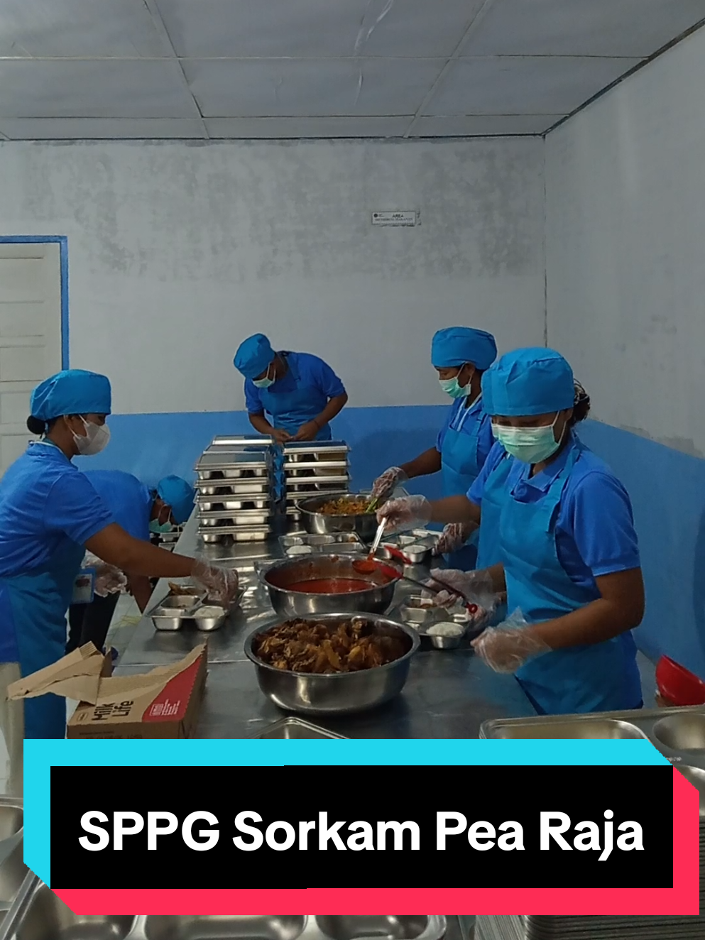 ✨ Perdana! ✨ SPPG Sorkam Pea Raja Yayasan Parombunan Nauli Jaya hadir menyalurkan Makanan Bergizi Gratis untuk siswa-siswi kita 💚 pada tanggal 19 Agustus 2025. Semoga program yang dicanangkan oleh Bapak Presiden Prabowo Subianto ini menjadi langkah nyata dalam mewujudkan Generasi Emas Indonesia 2045 💪📚🍱. #SPPGSorkam #MakanBergiziGratis #GenerasiEmas #IndonesiaMaju #PrabowoSubianto