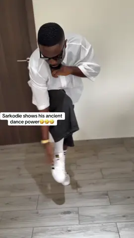 Sarkodie shows his ancient dance power🤣🤣🤣