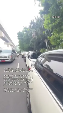 #SadarDiriAje Parkir makan jalan gini... depan Labschool Rawa Mangun Infonyee begini setiap anter jemput sekolah, nah pihak Labschool bantu edukasi wali murid agar sadar diri jgn bikin jalan makin nyempit Udeh gitu ditambah ada proyek LRT yekann, makin mantep #RawaMangun #ParkriLiar #JakartaTimur #JakTim 