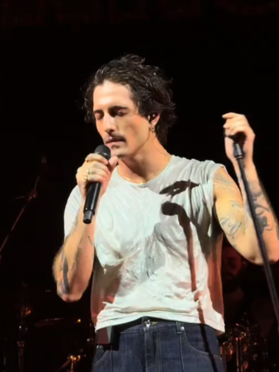 🎤Damiano David sorprende en Barcelona al cantar en español ‘Guantanamera’ de Guitarricadelafuente 🇪🇸El cantante italiano, conocido por su carisma al frente de Måneskin y ahora en solitario, emocionó al público del Sant Jordi Club al interpretar una versión acústica de Guantanamera de Guitarricadelafuente. Con un español impecable, Damiano David conquistó a sus fans, que lo ovacionaron en directo y viralizaron el momento en redes sociales 📲 ¡Descubre en nuestras redes sociales el contenido más interesante! #DamianoDavid #Barcelona #Guantanamera #Guitarricadelafuente #españa