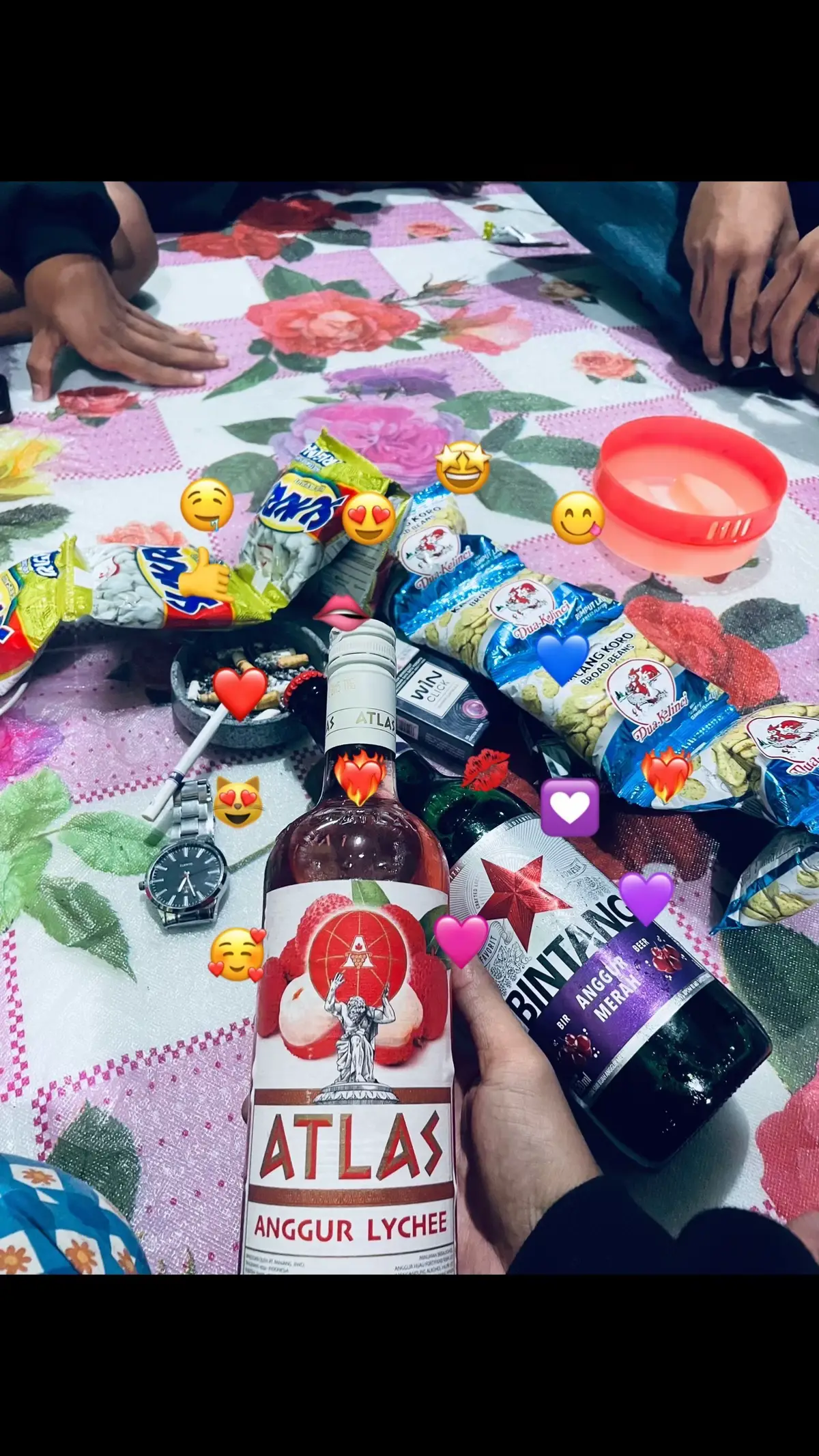 Bahan-bahan: 10 buah cabai merah keriting 6 buah cabai rawit merah 3 siung bawang putih 1 buah kemiri 6 siung bawang merah 1 ruas kelingking kencur Kerupuk oren secukupnya. Minyak goreng 1 sdm cabai bubuk Daun bawang Garam dan kaldu jamur Cara membuat: Rebus ceker sampai empuk dan kenyal. Lalu, sembari menunggu ceker empuk, panaskan minyak untuk menumis. Kemudian, tumis bumbu halus sampai harum Setelah harum dan berubah warna, tambah cabai bubuk. Tumis hingga bau langunya menghilang. Berikutnya, tambahkan sedikit air rebusan ceker. Masukan kerupuk oren, rebus sampai kenyal dan matang. Setelah matang, masukan ceker dan tambahkan garam dan kaldu jamur. Koreksi rasa.  Terakhir, taburi daun bawang. Matikan api. Seblak ceker siap kamu santap selagi hangat.  #fyp #lewatberanda #atlas #fouryou #fouryoupage #zyxbca 