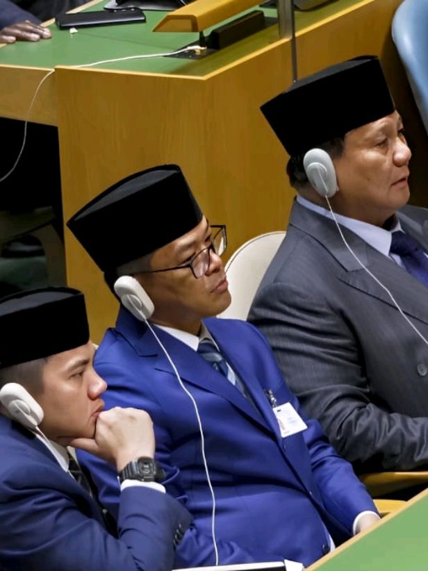 Pasukan diplomator peci hitam siap mengguncang dunia. Presiden Prabowo didampingi sosok kepercayaan: Sekretaris kabinet Tedy Indra Wijaya dan Menteri Luar Negeri Sugiono.  #prabowo #presidenprabowosubianto #prabowosubianto #prabowogemoy #mayorteddy 