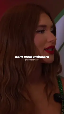 Tem gente que acha que você não sente.   Que você é forte demais pra sofrer.   Mas mal sabem o peso que você carrega em silêncio…   As lágrimas que só o travesseiro conhece.   As dores que você guarda no peito enquanto sorri por fora. Você aprendeu a ser forte.   Não porque quis…   Mas porque precisou.   Porque a vida te exigiu isso.   Porque sua mãe te criou assim: pra aguentar, pra suportar, pra não demonstrar fraqueza.   E você seguiu esse padrão.   A mulher que sente, que sofre, que chora no banheiro — mas que não deixa ninguém ver. A verdade é que tem uma força imensa em ser vulnerável.   E também tem coragem em manter a pose quando o coração tá desmoronando.   Mas não esquece: guardar tudo dentro de si também cansa.   Ser forte o tempo todo também adoece. Você não precisa provar que dá conta de tudo.   Nem carregar o mundo sozinha. Às vezes, tirar a máscara é um ato de amor-próprio.   Às vezes, dizer “eu não tô bem” é a sua maior forma de coragem. E você… tem guardado muita coisa aí dentro?   Quem é você quando ninguém tá olhando? 💭   Compartilha aqui nos comentários.