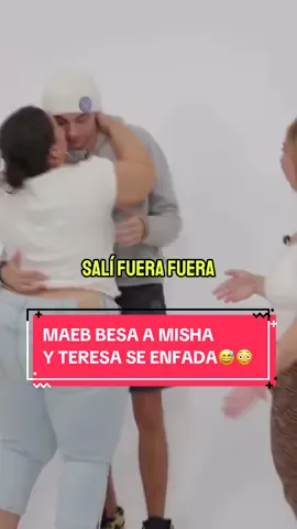 MAEB BESA A MISHA Y TERESA SE ENFADA😅😳 #zonagemelos #maeb #misha #teresamoreno #beso 