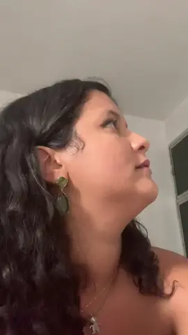 A mais nova era mulher dele ANTES dessa mais velha. Ele traiu a mais nova com ela por $. Mas eles brigaram e ele foi atrás da mais nova. Só que ela descobriu tudo (ele mentiu que terminaram mas era mentira) e ligou p mais velha e ela foi lá e quebrou tudo inclusive ele