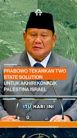 Presiden Republik Indonesia, Prabowo Subianto, pada Senin (22/09/2025) menghadiri   langsung dalam Konferensi Internasional Tingkat Tinggi untuk Penyelesaian Damai Konflik Palestina yang digelar di markas besar PBB, New York, Amerika Serikat. Forum penting ini fokus membahas upaya global menuju two-state solution — atau yang dikenal dalam Bahasa Indonesia sebagai solusi dua negara, yakni gagasan untuk membentuk dua negara merdeka, Israel dan Palestina, yang hidup berdampingan secara damai. Konferensi ini diprakarsai oleh Prancis dan Arab Saudi, dan menjadi ajang bagi para pemimpin dunia menyatukan suara dalam mendorong perdamaian yang adil dan bermartabat bagi rakyat Palestina. Indonesia hadir sebagai bagian dari core group, kelompok inti negara-negara yang berperan aktif dalam menyusun langkah konkret menuju terwujudnya solusi dua negara. Bagi Indonesia, keterlibatan dalam forum ini bukan sekadar hadir secara formal. Dengan berdiri langsung di mimbar Majelis Umum PBB, Presiden Prabowo menunjukkan bahwa Indonesia tetap konsisten memperjuangkan kemerdekaan dan pengakuan penuh terhadap Palestina. Acara ini dibuka dengan pidato dari sejumlah tokoh penting dunia, termasuk Presiden Prancis Emmanuel Macron, Menteri Luar Negeri Arab Saudi Faisal bin Farhan, Sekjen PBB António Guterres, Presiden Majelis Umum PBB ke-80 Annalena Baerbock, serta Presiden Palestina Mahmoud Abbas yang menyampaikan sambutannya secara daring dari Ramallah. Presiden Prabowo mendapat giliran berbicara di urutan kelima, setelah delegasi dari Yordania, Turki, Brasil, dan Portugal. Dari total 33 negara dan organisasi internasional yang mendapat kesempatan menyampaikan pandangan, Indonesia termasuk yang diprioritaskan karena peran strategisnya dalam proses perdamaian ini. Dalam pidatonya, Presiden Prabowo menegaskan pentingnya dukungan nyata dari komunitas internasional terhadap Deklarasi New York — sebuah dokumen kunci yang telah disahkan Majelis Umum PBB sebagai landasan menuju implementasi penuh solusi dua negara. Indonesia turut terlibat langsung dalam penyusunan deklarasi tersebut. “Kita tidak boleh menyerah pada ketidakadilan yang terus berlangsung. Rakyat Palestina berhak atas kehidupan yang damai, bermartabat, dan merdeka di tanah mereka sendiri,” tegas Presiden Prabowo. Ia juga mengingatkan bahwa perdamaian sejati hanya bisa tercapai jika semua pihak menghormati prinsip hukum internasional dan hak asasi manusia, termasuk hak rakyat Palestina untuk menentukan nasibnya sendiri. #AntonimMedia #Prabowo #Palestine🍉 #TwoStateSolution