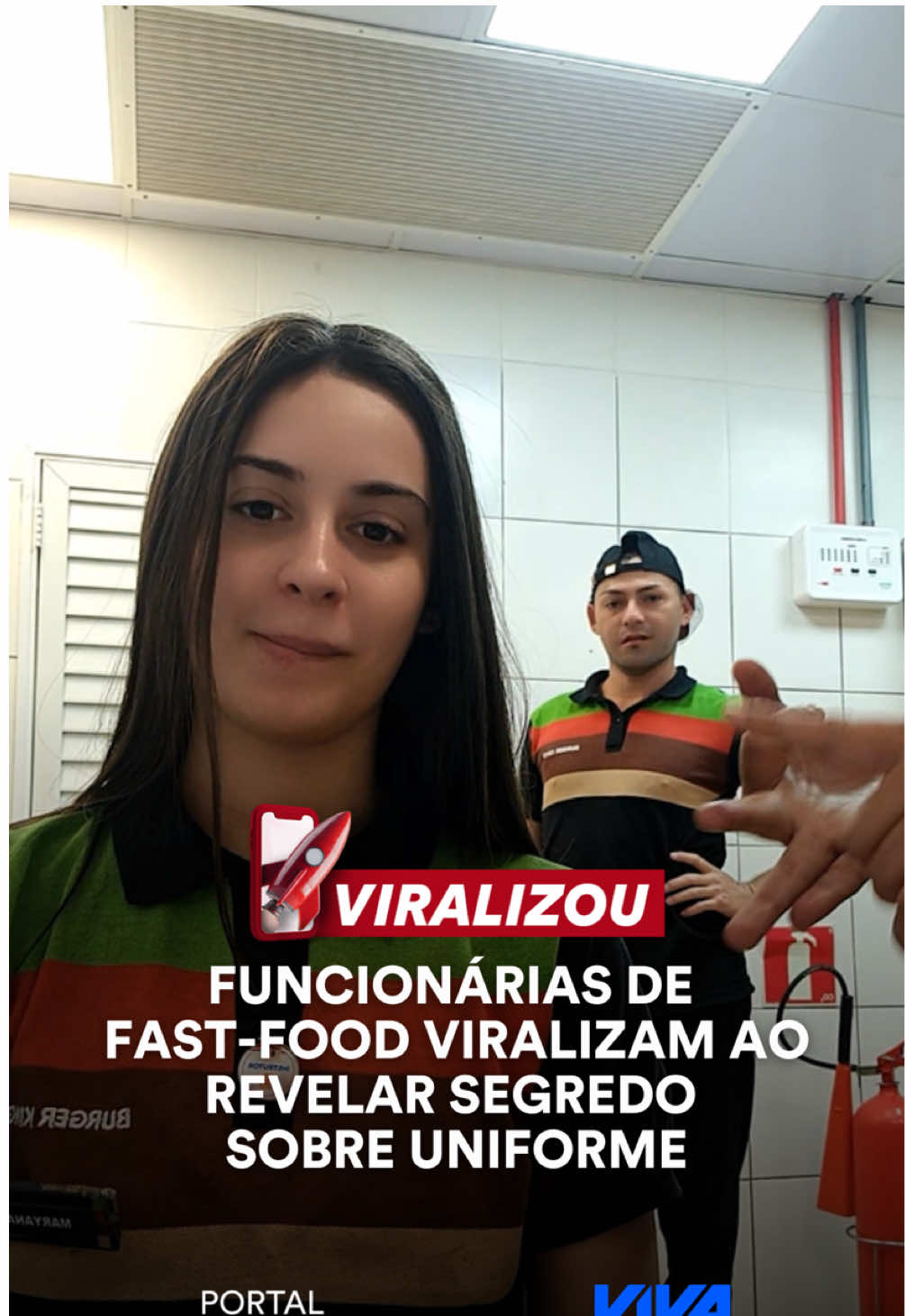 Você já reparou que as cores do uniforme de uma famosa rede de fast-food representam alguns dos itens presentes em um lanche? Pão, hambúrguer, tomate, alface… só faltava um ingrediente especial. Algumas funcionárias viralizaram ao mostrar que elas mesmas representam o segredo da receita: o molho! Créditos: @viih.katt (tk) | @burgerking (ig) | @myhoodbr