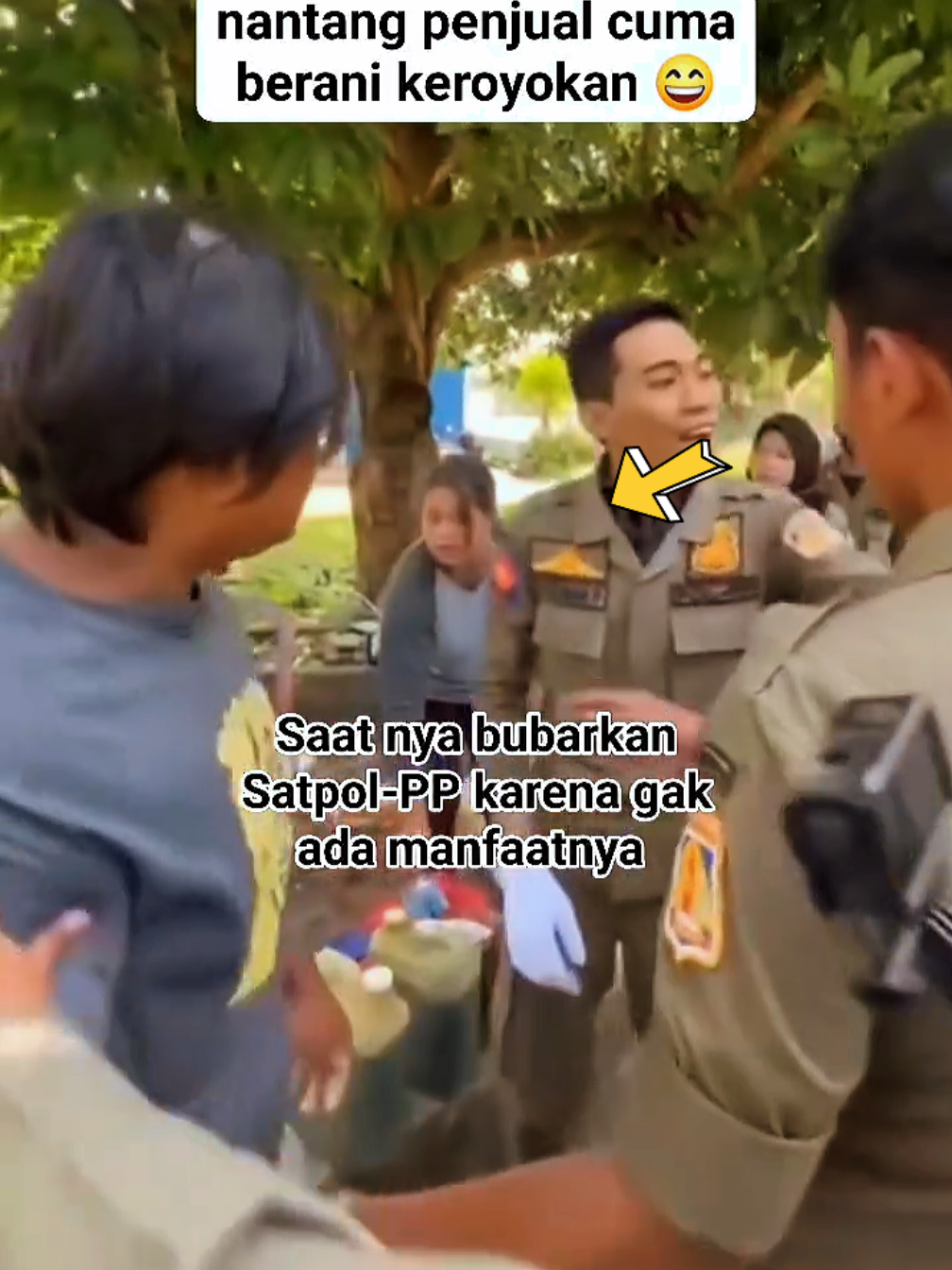 VIRALKAN SATPOL PP HAMPIR ADU FISIK SAMA SALAH SATU WARGA YANG TIDAK TERIMA KARENA BBM NYA DISITA,BANTU SHARE BIAR MASYARAKAT INDONESIA TAU.. #bbm #pertamina #fyp  #beritaviral #masukberandafyp 