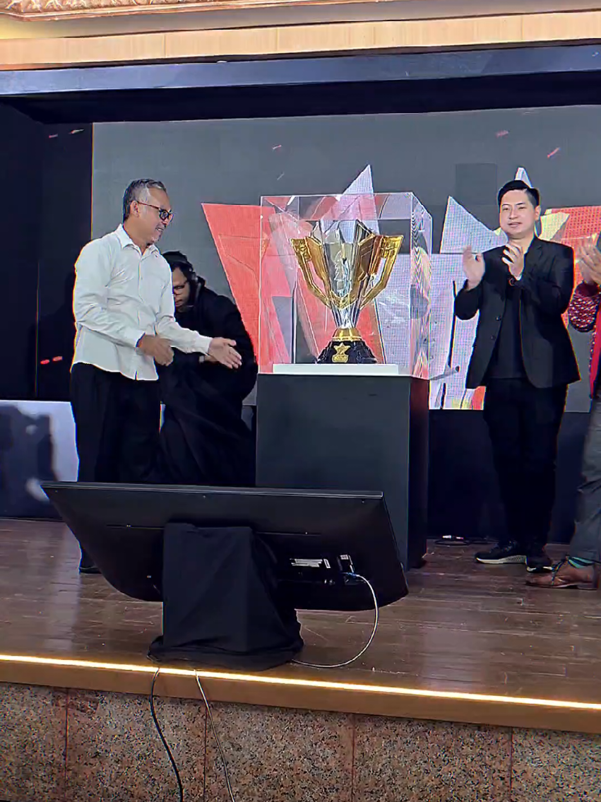 Trophy FFWS Global Finals udah sampe di Indonesia cuy, Jadi milik siapa nih tahun ini??? #fyp #ffesportsid #FreeFire #ffwsgf #ffwsgf2025 
