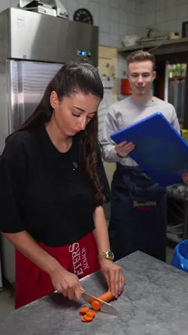 Wenn Küchenlogik mal anders läuft… 🥕😂 Bei uns gibt’s nicht nur guten Service, sondern auch was zu lachen! Euer Dom Eck Team ⸻ ☎️: 02183 806704 🌎: www.dom-eck.metro.bar.de 📍: 41569 Rommerskirchen ⸻ #domeck #kneipenhumor #servicealltag #gästeerleben #rommerskirchen 