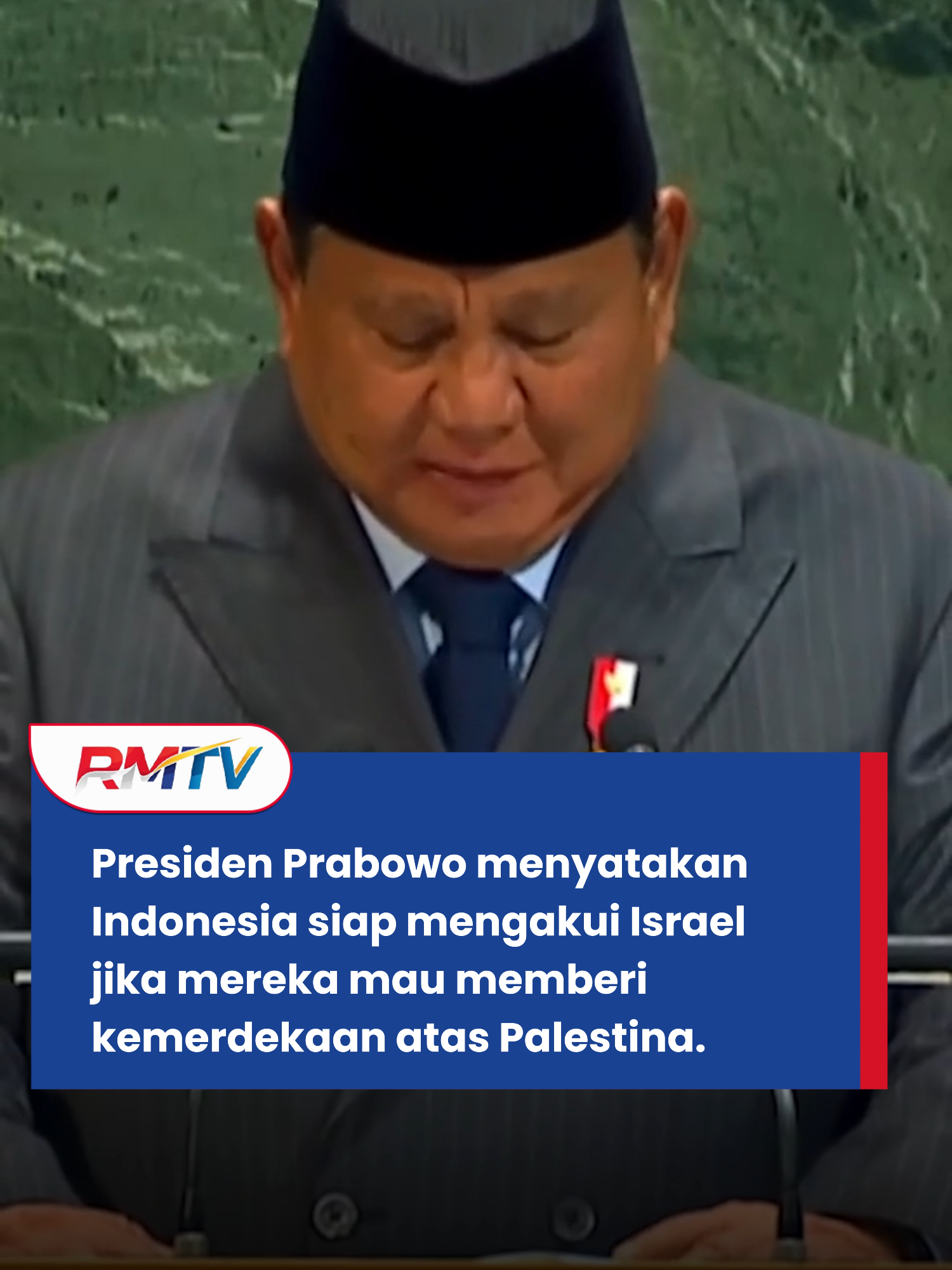 Prabowo di KTT PBB: Indonesia Siap Akui Israel Jika Palestina Merdeka Dalam Konferensi Tingkat Tinggi (KTT) di Markas Besar Perserikatan Bangsa-Bangsa (PBB), Presiden Prabowo Subianto menegaskan posisi Indonesia terkait konflik berkepanjangan antara Palestina dan Israel. Menurutnya, solusi dua negara (two state solution) adalah jalan terbaik untuk mencapai perdamaian yang adil dan berkelanjutan. Prabowo menyampaikan bahwa Indonesia konsisten mendukung penuh perjuangan rakyat Palestina dalam memperoleh hak atas kemerdekaan dan kedaulatan. Ia menegaskan, hanya dengan pengakuan dan jaminan berdirinya negara Palestina, perdamaian dapat benar-benar tercapai di kawasan Timur Tengah. Lebih jauh, Presiden Prabowo juga menyatakan sikap penting Indonesia: jika Israel bersedia mengakui kemerdekaan Palestina dan menghormati kedaulatannya, maka Indonesia siap mengakui keberadaan Negara Israel. Pernyataan ini dinilai sebagai langkah berani yang menunjukkan komitmen Indonesia dalam mendorong perdamaian global. #PrabowoDiPBB #TwoStateSolution #PrabowoSubianto #IndonesiaUntukPalestina #PeaceForPalestine #PrabowoPidatoPBB #IndonesiaDukungPalestina #WorldPeaceNow #FreePalestine #IndonesiaUntukDunia
