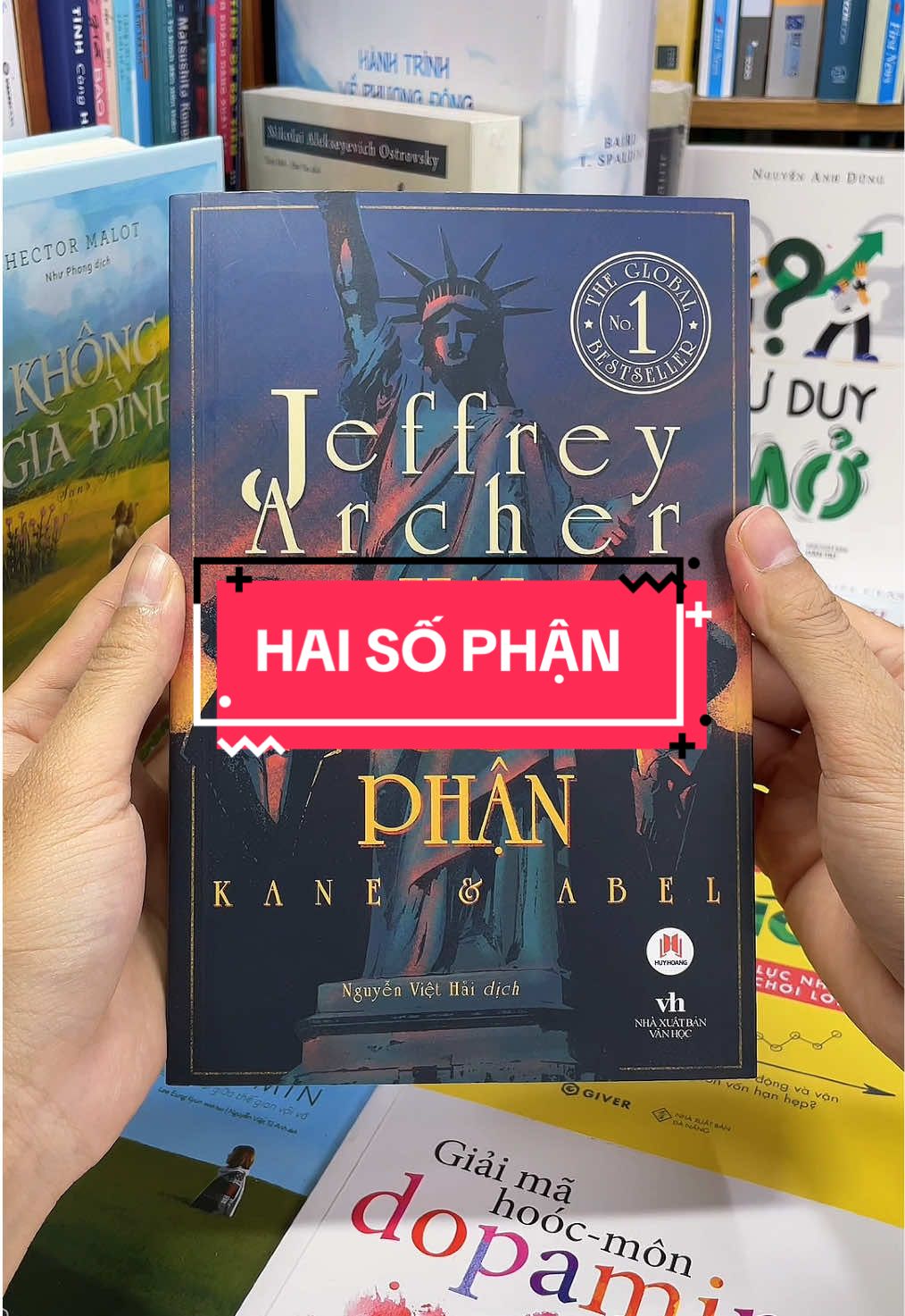 Hai Số Phận – Khi Định Mệnh Đặt Hai Con Người Ở Hai Thái Cực! Bạn tin rằng số phận do hoàn cảnh quyết định, hay chính bản thân ta mới là người viết nên nó? Cuốn tiểu thuyết “Hai Số Phận” của Jeffrey Archer sẽ cho bạn câu trả lời qua hành trình đầy kịch tính của hai con người sinh ra cùng ngày, nhưng đi theo hai con đường đối lập: một người sinh ra trong nhung lụa, một người sinh ra trong nghèo khó. Cuốn tiểu thuyết mang đến: 	•	Câu chuyện vừa kịch tính vừa sâu sắc về tham vọng, tình yêu, lòng trung thành và sự phản bội. 	•	Cách kể chuyện lôi cuốn khiến bạn không thể rời mắt. 	•	Một kiệt tác văn học thế kỷ 20, được dịch ra hàng chục ngôn ngữ và làm say mê hàng triệu độc giả toàn cầu. Nếu bạn muốn đọc một cuốn tiểu thuyết khiến mình “thức trắng đêm” vì không thể dừng lại, thì “Hai Số Phận” chính là cuốn sách bạn phải sở hữu ngay hôm nay.#tiemsachbinhyen #sach #sachhay #BookTok #haisophan 