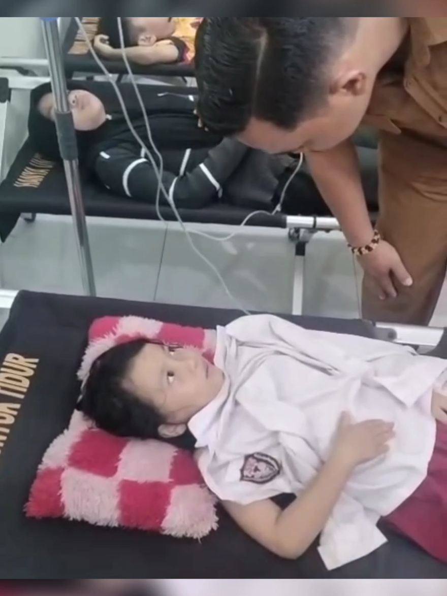 Sebanyak 20 siswa SD Negeri 12 Benua Kayong, Kecamatan Benua Kayong, Kabupaten Ketapang, diduga mengalami keracunan setelah mengonsumsi hidangan program Makan Bergizi Gratis (MBG), pada Senin (23/9/2025). Saat ini para siswa sudah mendapatkan perawatan intensif di RSUD dr Agoesdjam Ketapang. Video: ISTIMEWA  #infolokal #medialokal #viral #kayonginformasi 