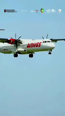 Penerbangan rute Surabaya–Banyuwangi kembali beroperasi mulai Rabu (24/9/2025) setelah sempat terhenti sejak pandemi Covid-19. Maskapai Wings Air melayani rute ini menggunakan pesawat ATR 72 dengan kapasitas 72 penumpang.  #banyuwangi #banyuwangikab #ipukfiestiandani 
