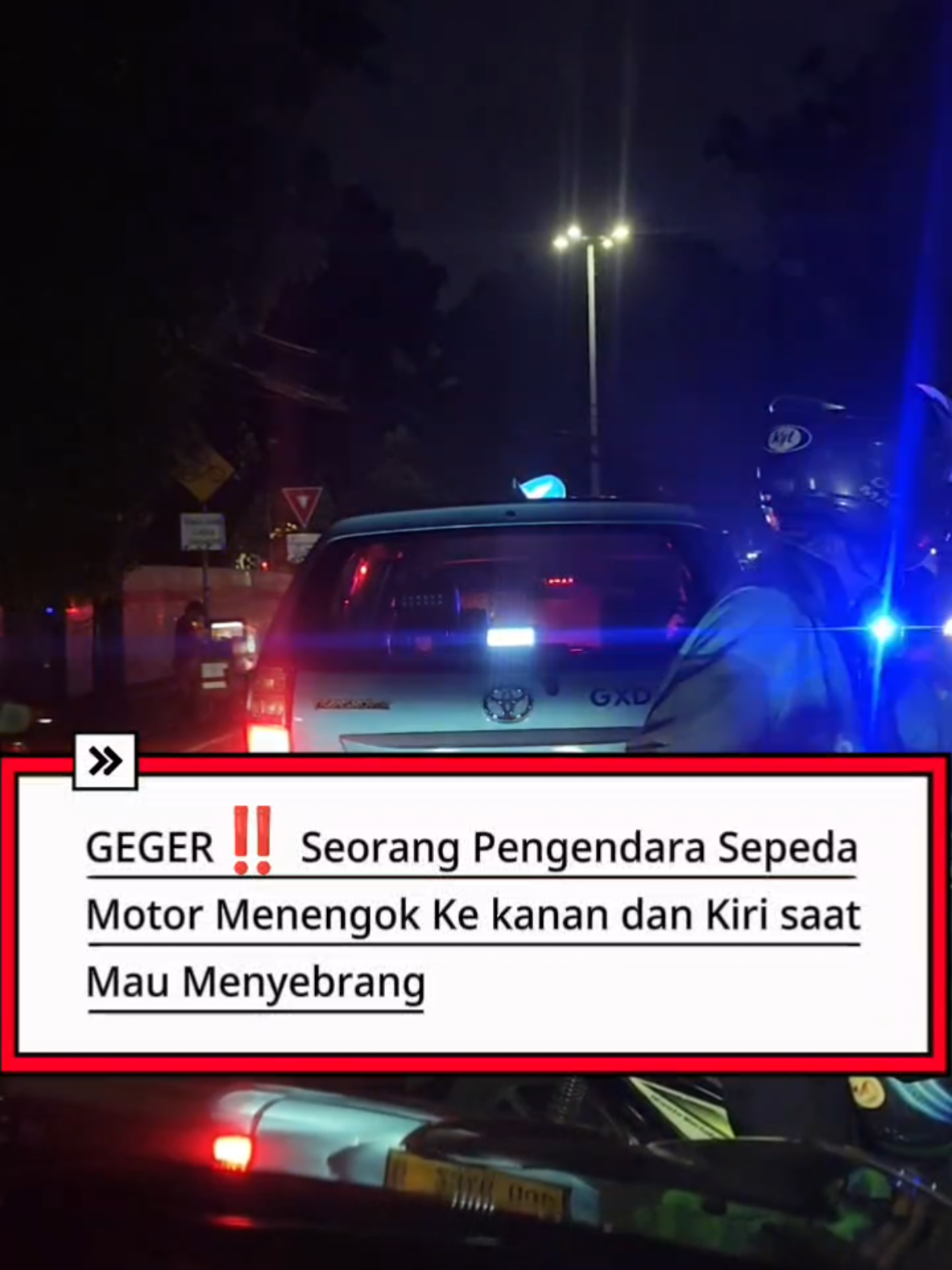 Geger!! Seorang pengendara sepeda motor menengok ke kanan dan kiri saat mau menyebrang  #fyp #foryou #foryoupage #beritatiktok #beritaterkini 