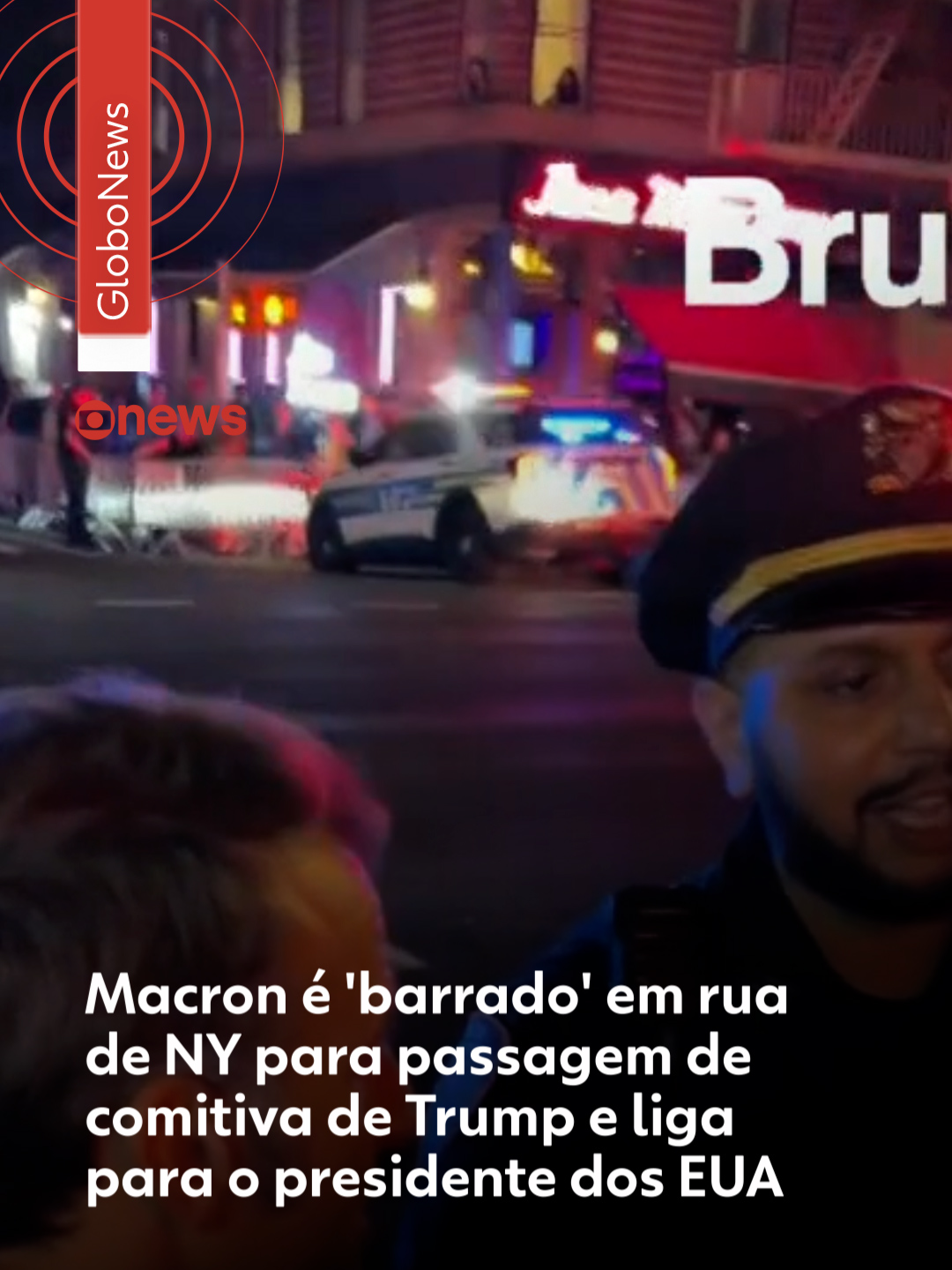 #NovaYork - O presidente da França, Emmanuel Macron, teve a passagem bloqueada nas ruas de Nova York, nos Estados Unidos, quando deixava a sede da ONU com sua comitiva na noite de segunda-feira. A cena inusitada foi flagrada por um repórter do site de notícias francês 