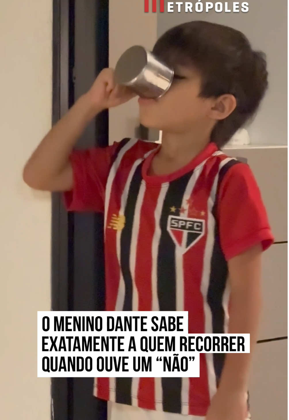 👦🎭 Quando o “não” da #mãe não colou, Dante partiu para o plano B: conquistar a #avó! No vídeo, ele explica com toda seriedade e criatividade como pretende conseguir tudo o que quer, usando charme, #estratégia e até boas maneiras. Dante diz que vai passar 10 dias na casa da vovó, já que a mãe não deixa ele fazer nada. Por lá, a vovó deixa tudo! Entre um “senhora!” bem educado e uma dose de drama digno de Oscar, ele arranca risadas e mostra que sabe direitinho como dobrar o coração da #família. Tem como não se render? #TikTokNotícias   📹 @moniquevarelagf | @myhoodbr