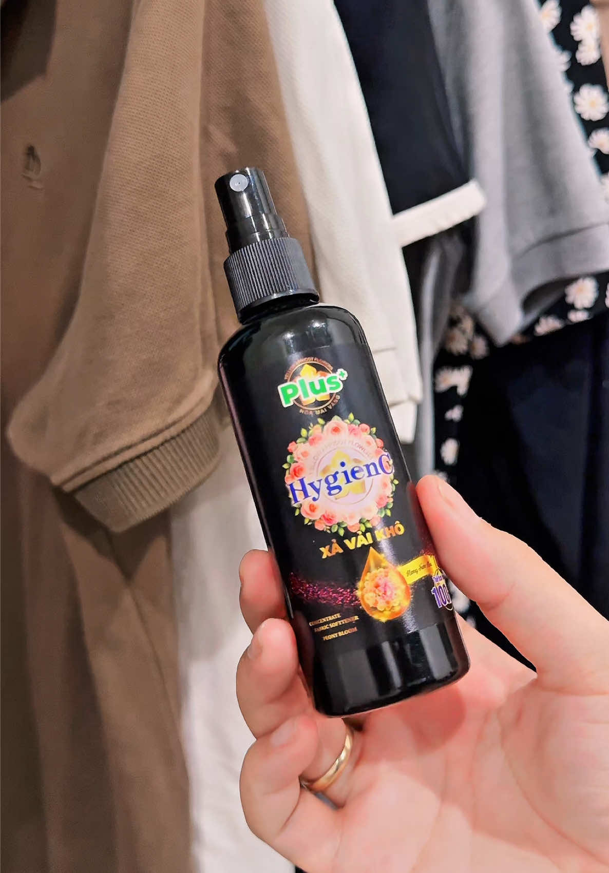 Mấy tháng mưa 🌧️ quần áo mùi ẩm mốc như vầy là siu cần thiết nha mấy bà🥰#xitvaikho #xitvaikhoquanao #xitvaikhohygien #tiemtaphoacuachannie #viral 