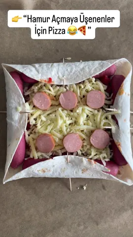 👉” Hamur yoğur, aç, mayala derdi yok! Tortillayı al, üstüne ne bulursan koy, fırına ver: ÇAT! Pizza hazır. 🤣 “