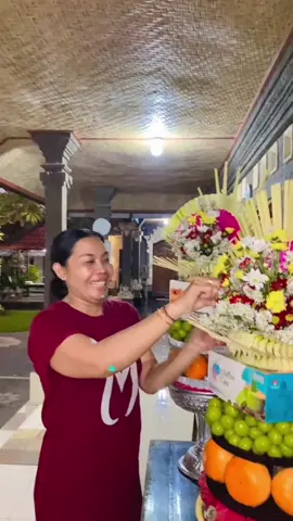 Satset” bantenpun jadi di sore hari, dibantu jegeg mama beli bunga  dan pasang bunganya. Suksma sayang @ningg 🤍 #metanding #banten #hindubali #tradisibali #balinese 
