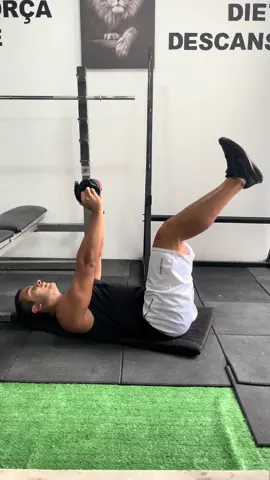 Abdominal supra com perna estendida segurando uma caneleira 