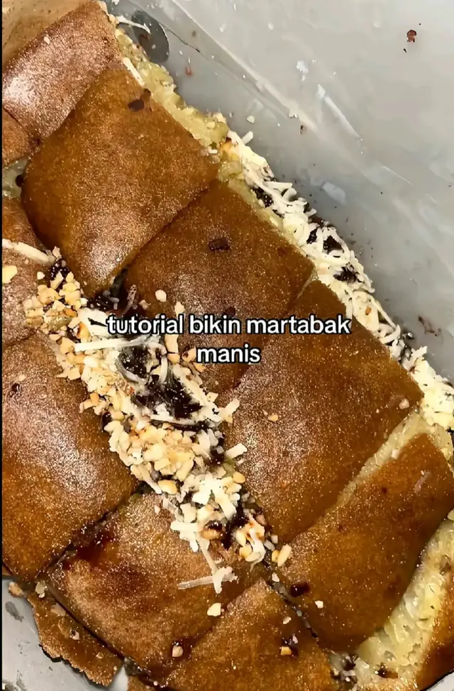 Berikut cara membuat martabak manis sederhana yang bisa kamu coba di rumah: Bahan-bahan: Adonan martabak: 250 gram tepung terigu protein sedang 50 gram gula pasir 1 butir telur 1½ sdt garam 1½ sdt baking powder 1½ sdt baking soda 300 ml air (atau susu cair untuk lebih gurih) 1½ sdt vanili (opsional) Topping (bisa sesuai selera): Margarin atau mentega Susu kental manis Keju parut Cokelat meses Kacang tanah sangrai cincang Cara Membuat: 1. Campur adonan Dalam wadah, masukkan tepung terigu, gula, garam, dan baking powder. Tambahkan telur dan air/susu sedikit demi sedikit, aduk hingga adonan halus tanpa menggumpal. Diamkan adonan sekitar 30 menit agar lebih mengembang. 2. Panaskan wajan anti lengket (teflon lebih mudah). Gunakan api kecil. 3. Tuang adonan ke teflon, ratakan sambil diputar supaya bagian pinggir agak tebal. 4. Masak hingga muncul pori-pori. Taburi sedikit gula pasir di atasnya agar renyah. 5. Tutup wajan dan masak hingga bagian atas matang (tidak basah). 6. Angkat martabak, lalu olesi dengan margarin/mentega. 7. Tambahkan topping sesuai selera: keju, meses, kacang, susu kental manis. 8. Lipat martabak menjadi setengah lingkaran, tekan perlahan, lalu potong-potong. #fyp #freyaajkt48 #martabak #trending #foryoupage 