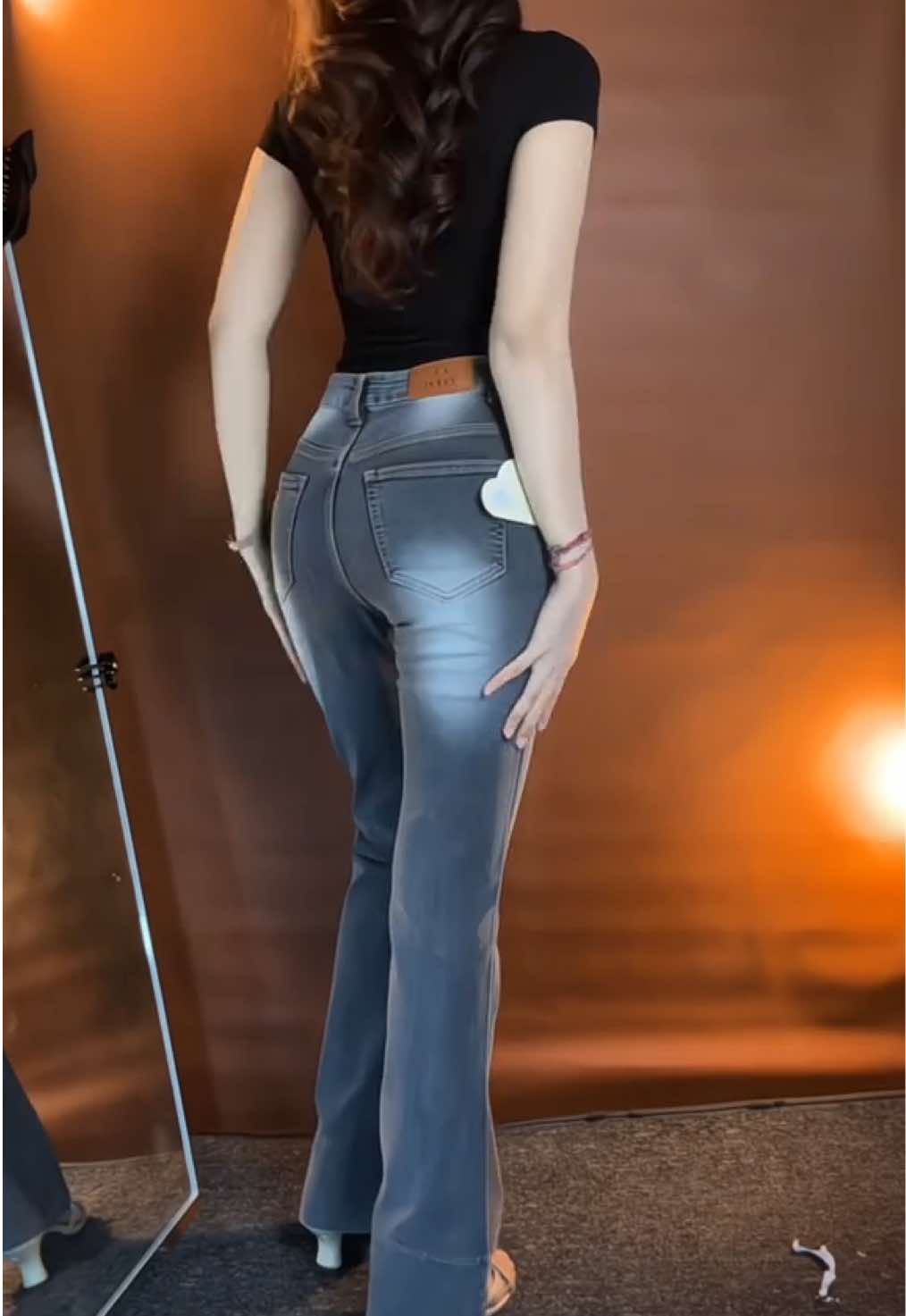Rekomendasi celana flare jeans panjang bahan stretch | Celana Cutbray High Waist by Ladouce #celanacutbray #flarejeans #jeansoutfit #celanajeans #jeanshighwaist 