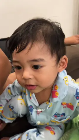 Arlo jailin mama papa semalem, ditanya papa, ini siapa (nunjuk mama), padahal dia tau lah sehari-hari juga manggil mama, tapi dia jawabnya bibi terus😆😭