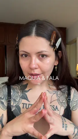 maquia e fala. produtos usados: blush @nudestix @sephorabrasil | skin drops @carenaturalbeauty | corretivo 30C @mascavo | corretivo 01 @carenaturalbeauty | gel de sobrancelhas @karenbachinibeauty | mascara de sobrancelha @vic_beaute | lapis de boca @sheglam_official | balm labial @fentybeauty